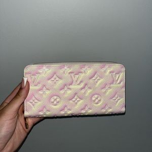 BRAND NEW / AUTHENTICATED Louis Vuitton “Zippy Wallet” in Light Pink
